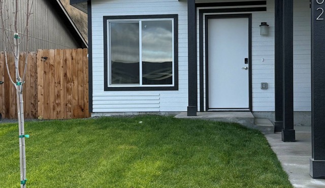 Modern 3BR Home Brand New Build Pet-Friendly Near Amazon & Columbia River