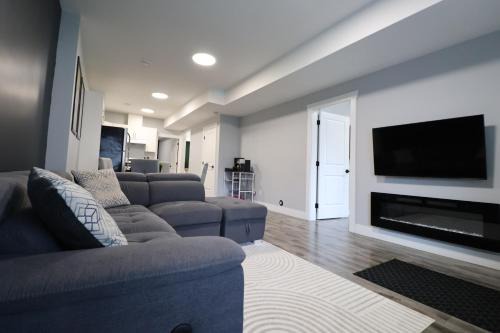 Modern 3BR - Patio - Fireplace - Self Check-in
