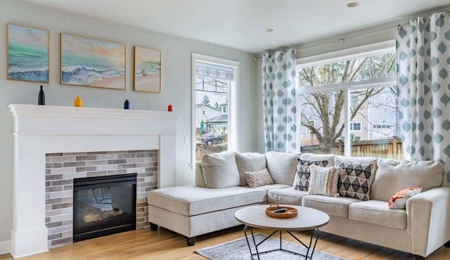 Modern 3BR Retreat in Edmonds - Pets Welcome!