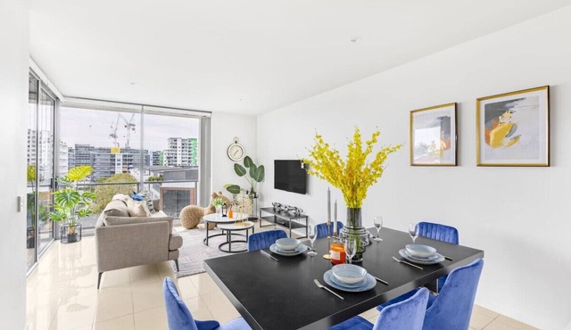 Modern 3BR Riverside APT W/Parking near Shops&Park