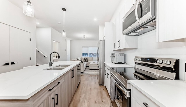 Modern 3BR Townhome | Free Parking | Quartz Kitchen | Family-Friendly