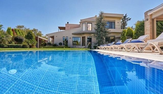 Modern 3BR Villa with Private Pool, BBQ & Superior Comfort