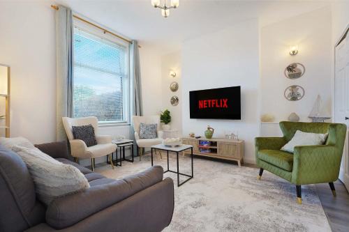 Modern 3BR Washington sleeps 6 by Stay With Us