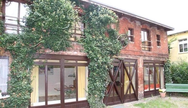 Modern 3V apartment in a listed building in Berlin's Reinickendorf area