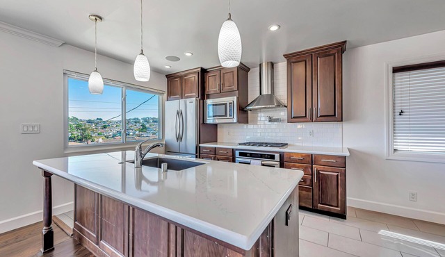 Modern 4-bedroom House with a View in South San Francisco