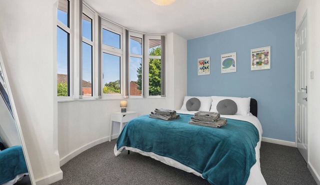 Modern 4 bed 3 bath apartment, free parking