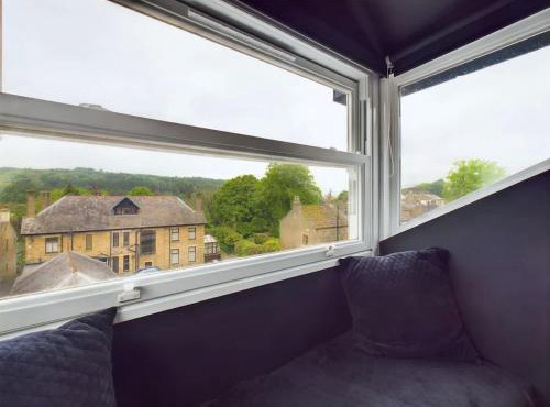 Modern 4 Bed Walk to Pubs, Shops and Countryside