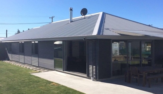 Modern 4 bedroom, 2 bathroom holiday home. Unlimited wifi