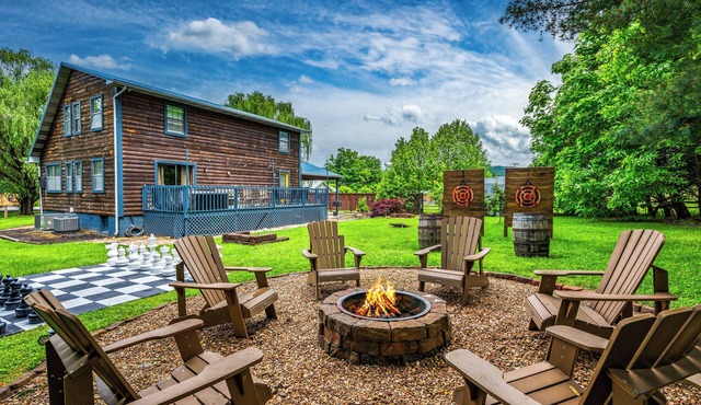 Modern 4-bedroom Cabin w/Hot Tub/Game Room/Fire Pit/Backyard
