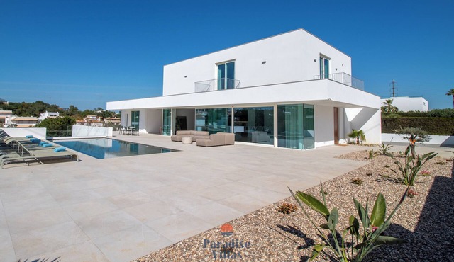 Modern 4-Bedroom Villa with Infinity Pool