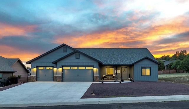 Modern 4-BR Grand Canyon Home | Hot Tub & AC