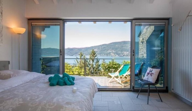 Modern 4½-room terraced corner house with sauna, garden and gigantic lake view