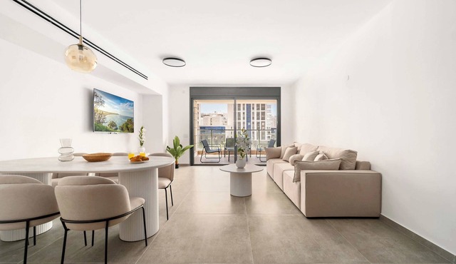 Modern 4BR Apt l Balcony l Mamad l Bldg Renovation