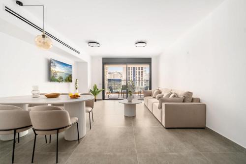 Modern 4BR Apt l Balcony l Mamad l Bldg Renovation
