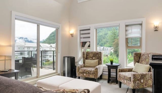 Modern 4BR Penthouse with Lake Views & Rooftop Deck
