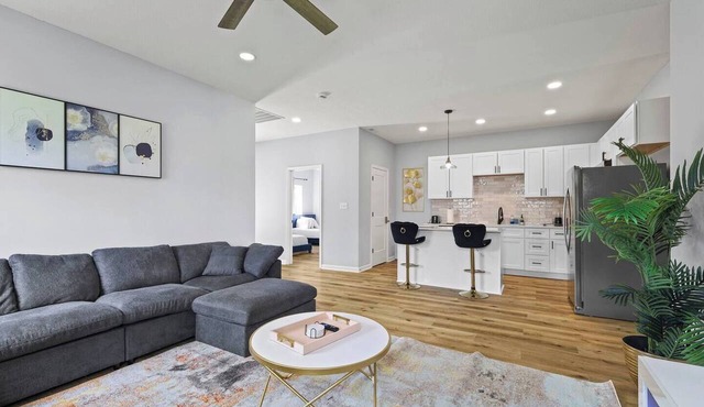 Modern 4BR | Chef`s Kitchen + Soaking Tub · Indy