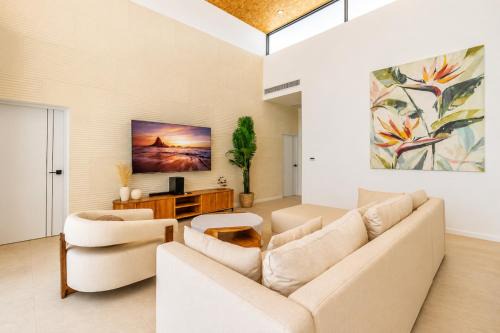Modern 4BR Pool Villa w Gym & Games V315