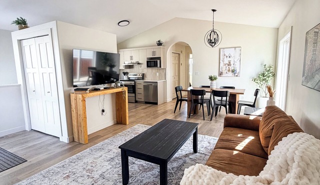 Modern 4BR | Walk to Eastlink | Sleeps 8