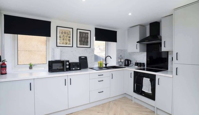Modern 5 BED-2 BATH Apartment - by Holiday Homes