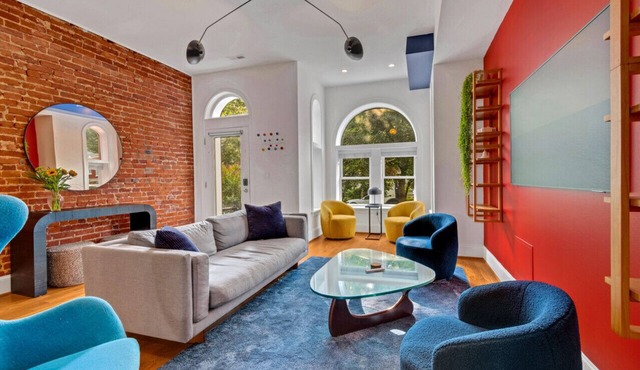 Modern 5 Bed Luxe Rowhome w Patio deal for Groups