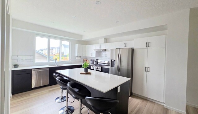 Modern 5BR Executive Home with Private Gym Space | Sleeps 10 | SW Edmonton