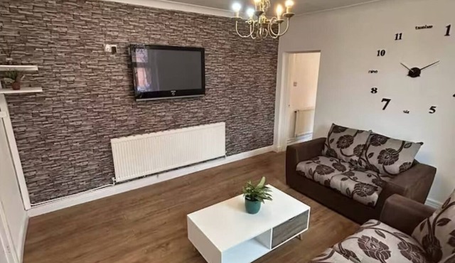 Modern 5BR house near Wolves stadium| perfect for contractors and Families.