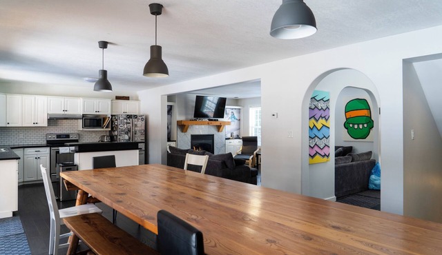 Modern 6BR,6BTH Mountain Lodge Near Revelstoke Resort, Hot Tub, Gear Room!