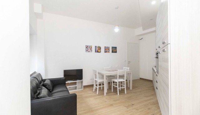 Modern 70 m2 apartment located on the mezzanine floor of an elegant condominium, a stone's throw from Piazza Statuto, in an ideal position for being able to move around the city comfortably.The Principi D'Acaja subway stop is 1 km away, the Porta Susa