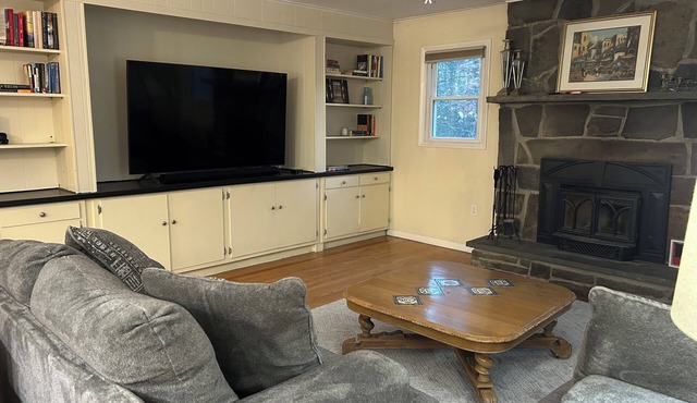 Modern Amenities, Country Setting, Enjoy Hiking, Festivals, & Wineries.