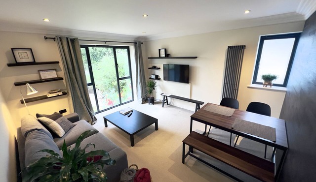 Modern and cozy 2-guest flat with gated parking