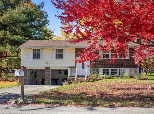 Modern and Accessible 5 Bedroom Home in Cranberry, Pittsburg with Game Room