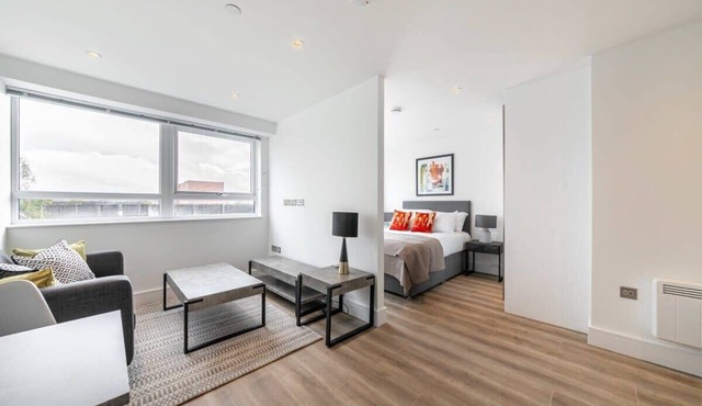 Modern and Bright Studio in Central East Grinstead