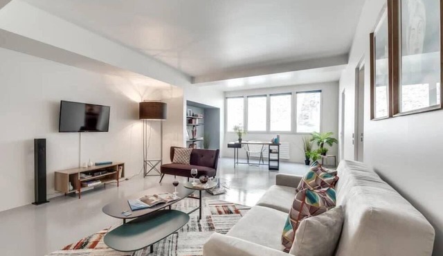 Modern and bright 2BD for 11 guests in Le Marais!