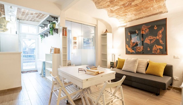 Modern and bright 45 sqm apartment with private patio, perfect for 4 people, located on the ground floor of a period building in good condition. The property is located in Oltrarno district, an extremely quiet and relaxing area, but at the same time very