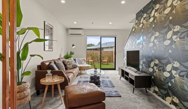 Modern and Bright Auckland 2 Bed
