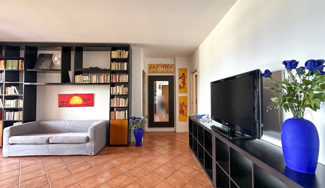 Modern and bright two-bedroom apartment close to transportation and services