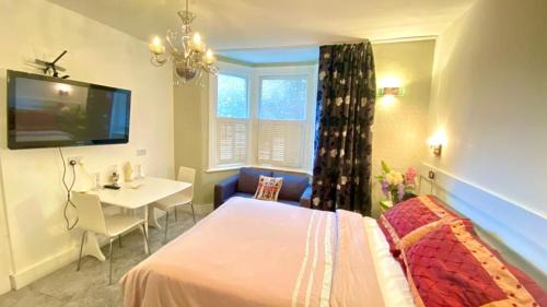 Modern and cosy studio flat