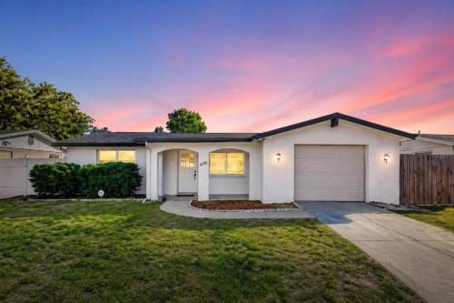 Modern and Cozy 2 & 2 - Only 5 Minutes From The Beach