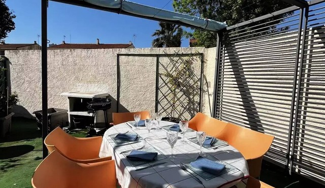 Modern and convenient vacation home: Wi-Fi, air conditioning, parking, and a yard