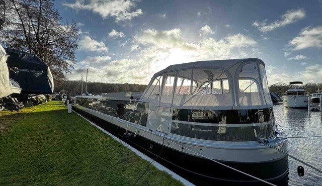 Modern and high-quality residential boat in Berlin with WLAN for up to 4 people