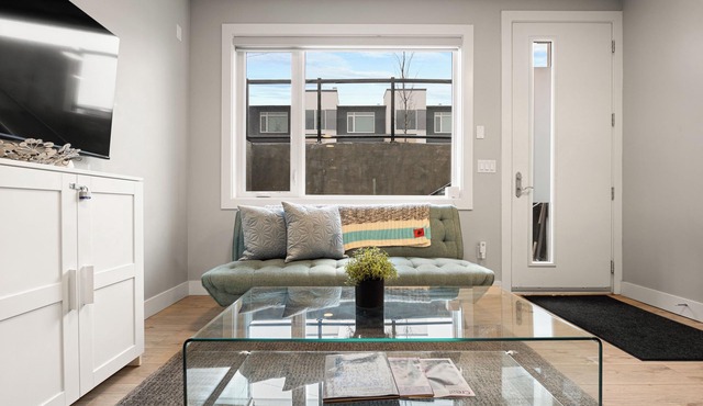 Modern and Pet-Friendly 1Br Suite Near Downtown