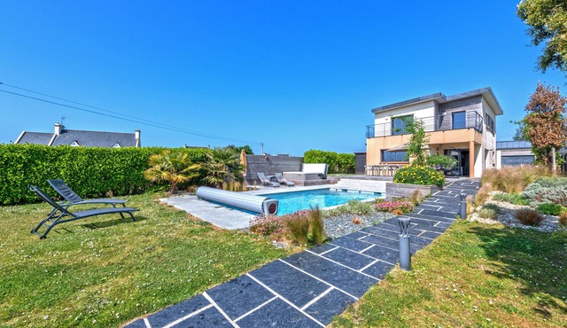 Modern and spacious house - 10 people - swimming pool and SPA - in front of the sea