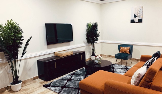 Modern and Spacious 2 Bdrm Serviced Apt w/Patio - Approx. 15 mins from Airport