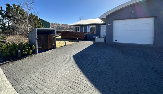 Modern and spacious 4br house in Reykjavik, with Hot Tub.