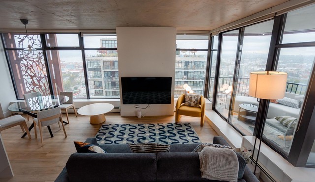Modern and Spacious Apartment with an amazing view in Gastown. 2 Bedroom 2 Bath