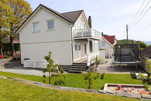 Modern and spacious basement apartment close to Preikestolen