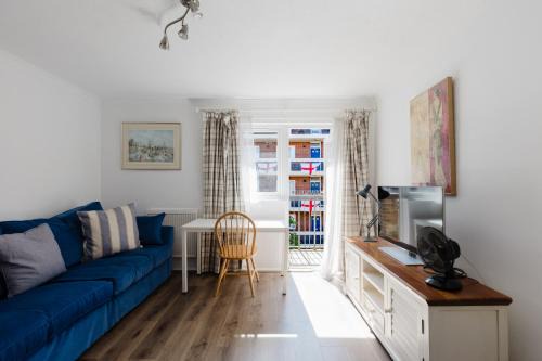 Modern and Spacious Central 1 Bedroom Apartment with Balcony