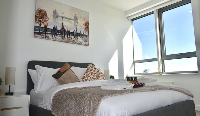 Modern and Unique Fully Furnished City Centre 2Bed 2Bath Free Parking