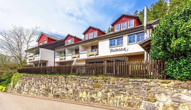 Modern apartment in a quiet location with a view of the Glatt moated castle