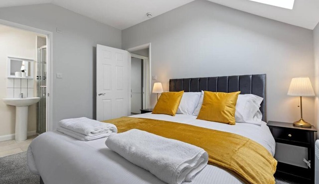 Modern Apartment Free Off Road Parking King Bed Suite 9